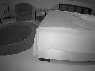 voyeurcam-julmodels-whitebed-6
