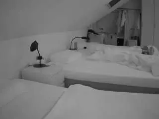 voyeurcam-julmodels-bed-4