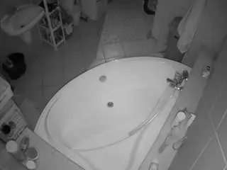 voyeurcam-julmodels-bath-1st-1