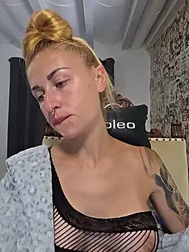 Stripchat Live Sex Cam of kylie_blck